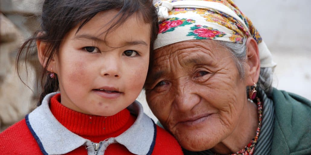 Barn og bedstemor i Centralasien