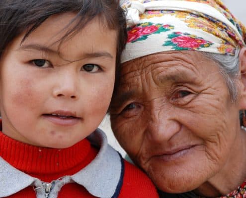 Barn og bedstemor i Centralasien