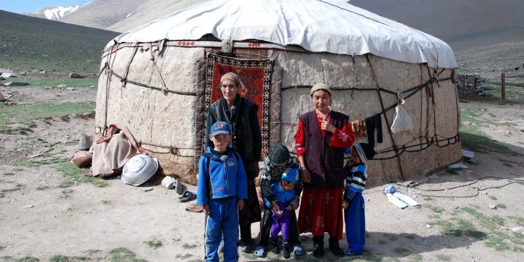 Familie foran jurt i Centralasien
