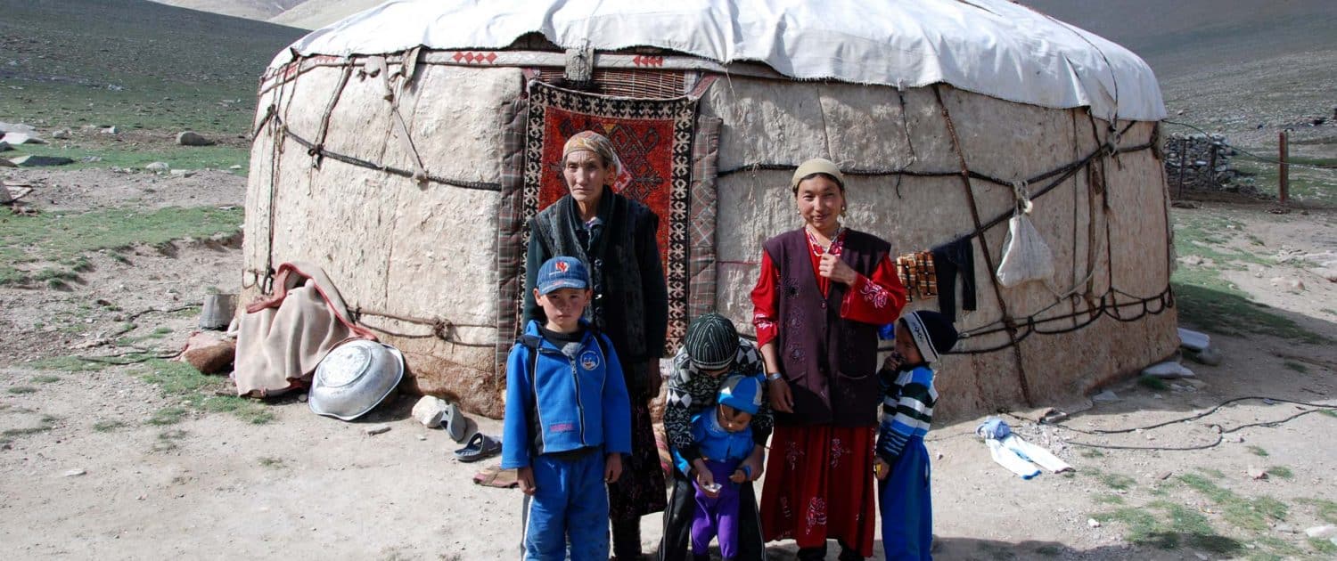 Familie foran jurt i Centralasien