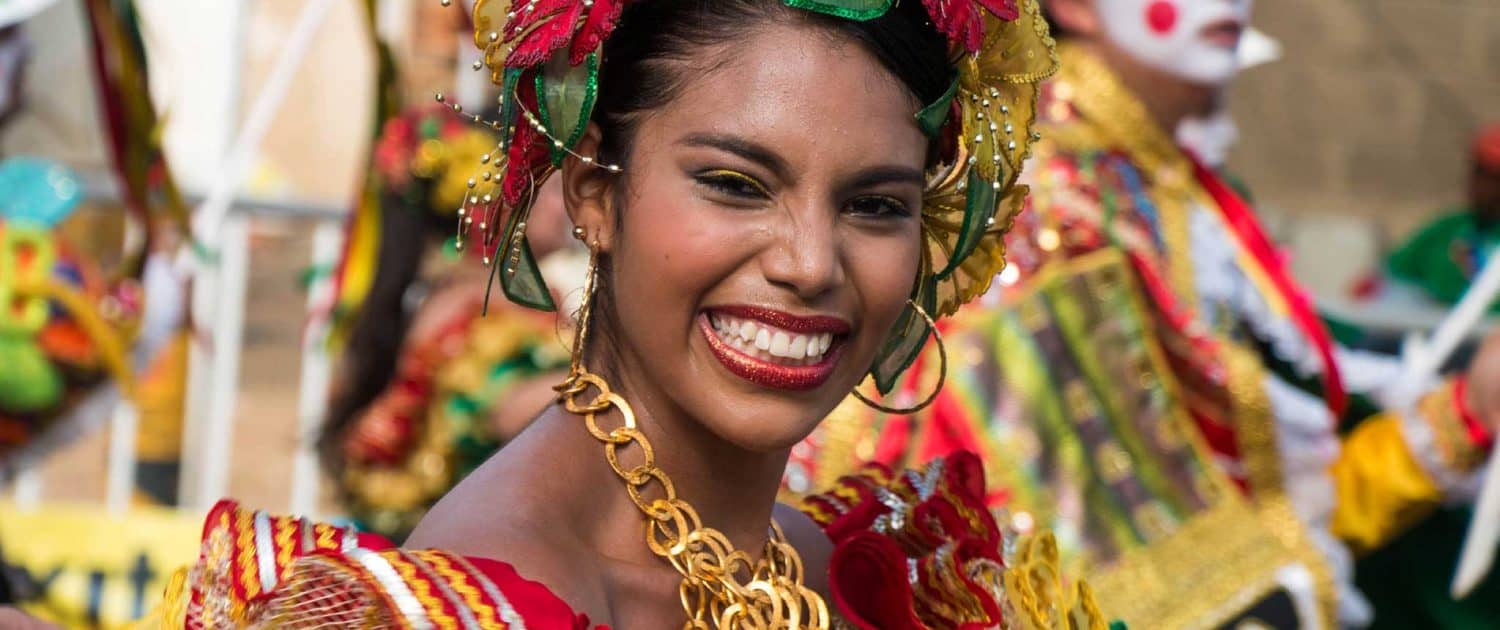 Smilende kvinde til karneval i Colombia