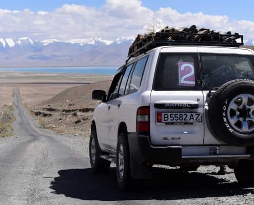 I firehjulstrækker på roadtrip gennem Pamir