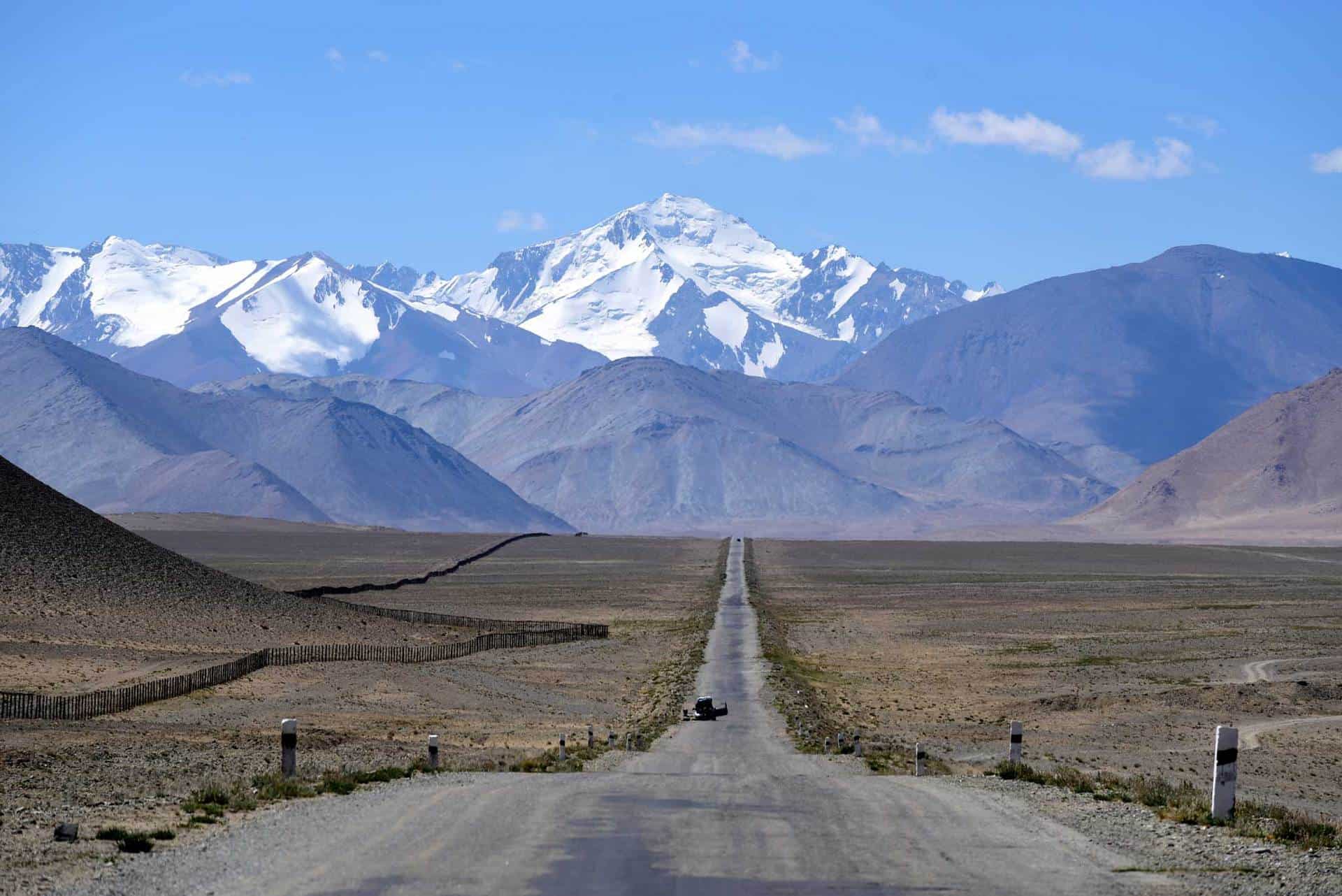 Storslåede bjerglandskab på Pamir Highway