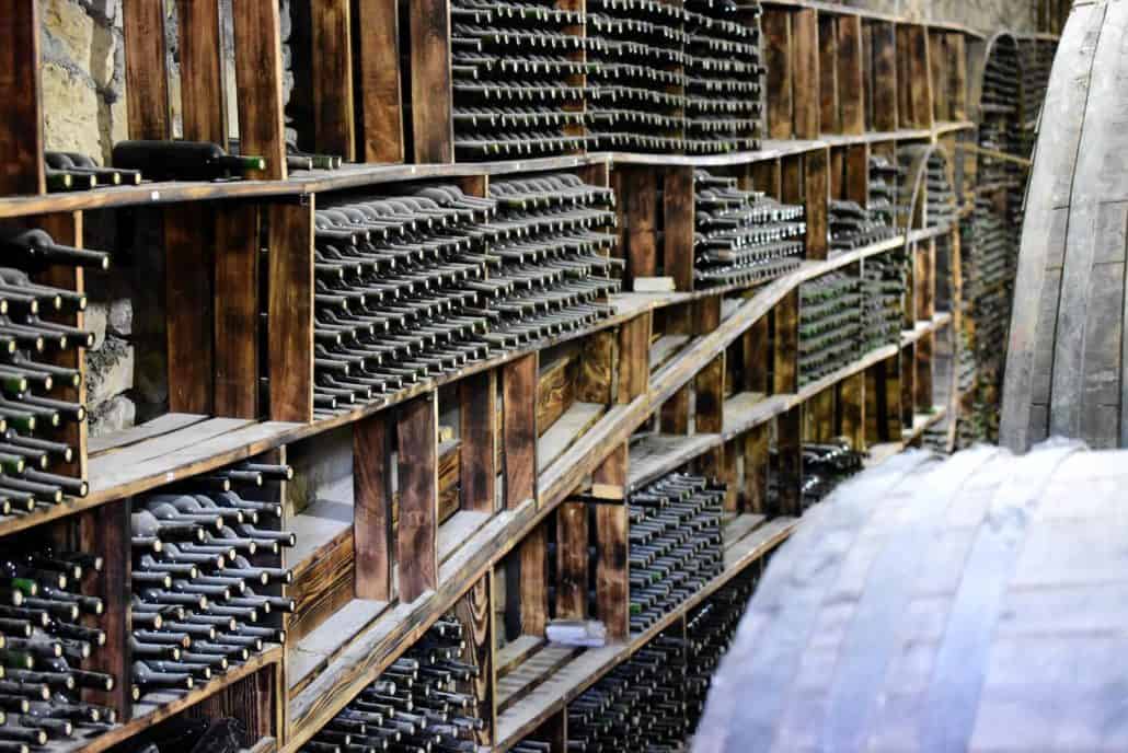 Areni Wine Factory med mange vinflasker