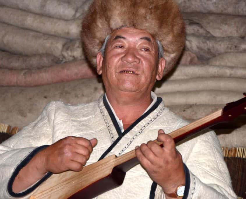 Kirgisisk borger spiller musik