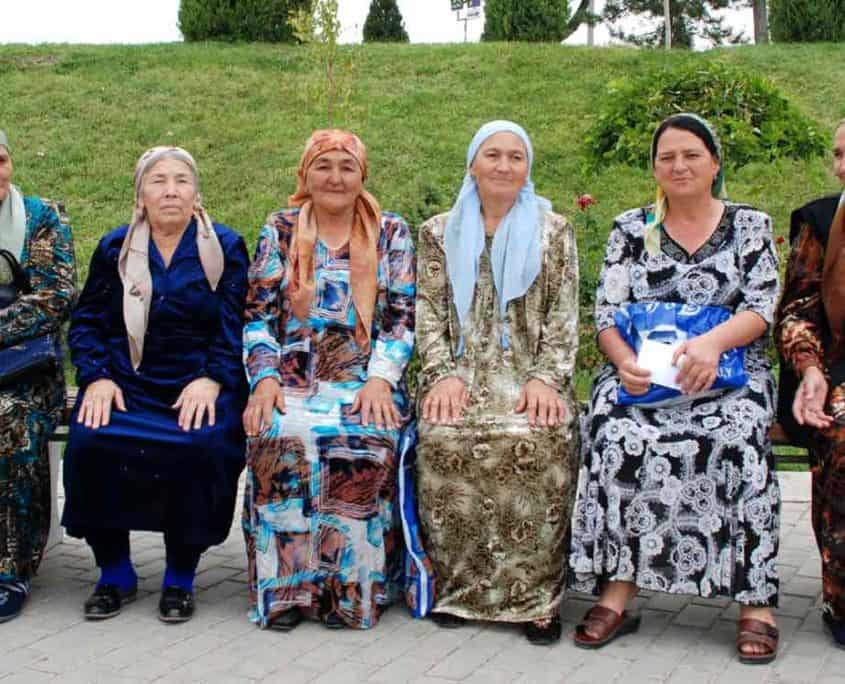 Kvinder på bænk på rejser til Usbekistan