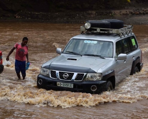 Bil kører gennem vandet i Etiopien