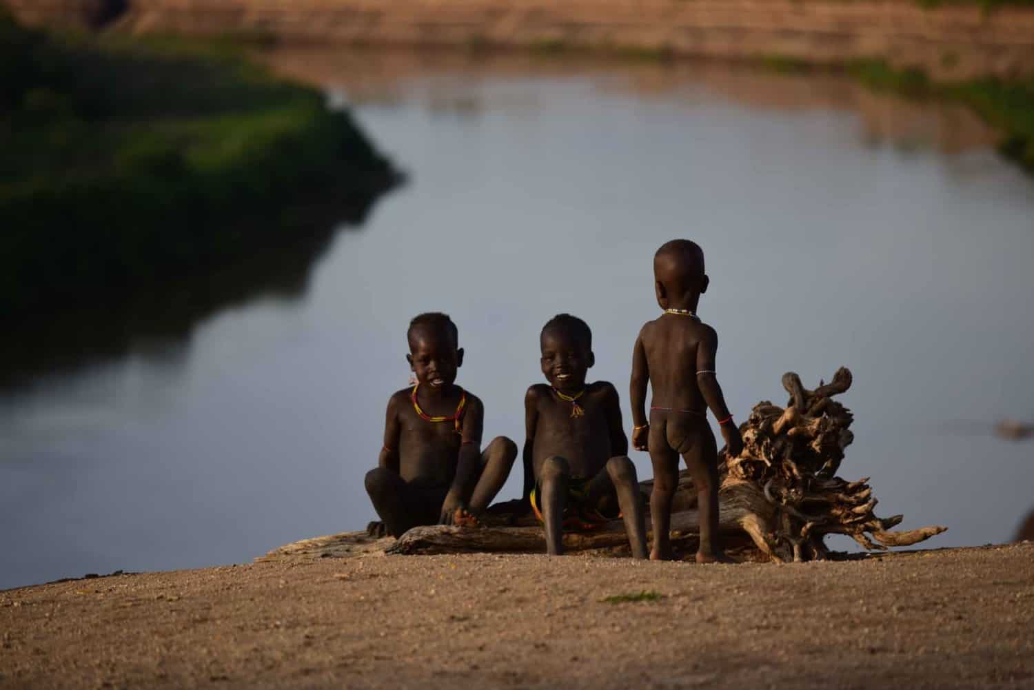 Børn hygger sig nær flod ved Omodalen