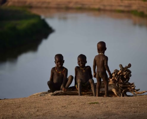 Børn hygger sig nær flod ved Omodalen