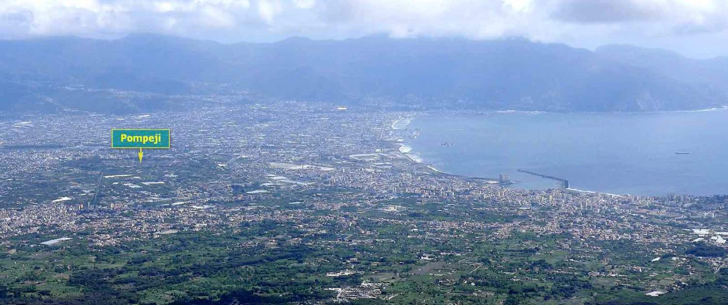 Fra toppen af Vesuv kan man se nedover Pompeji.
