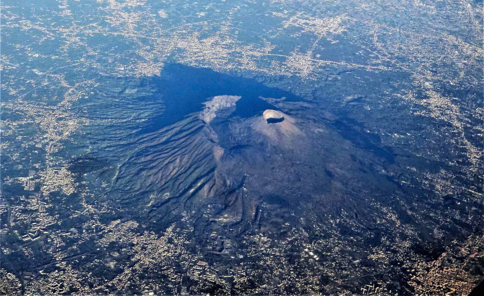Vulkanen Vesuv set fra flyet