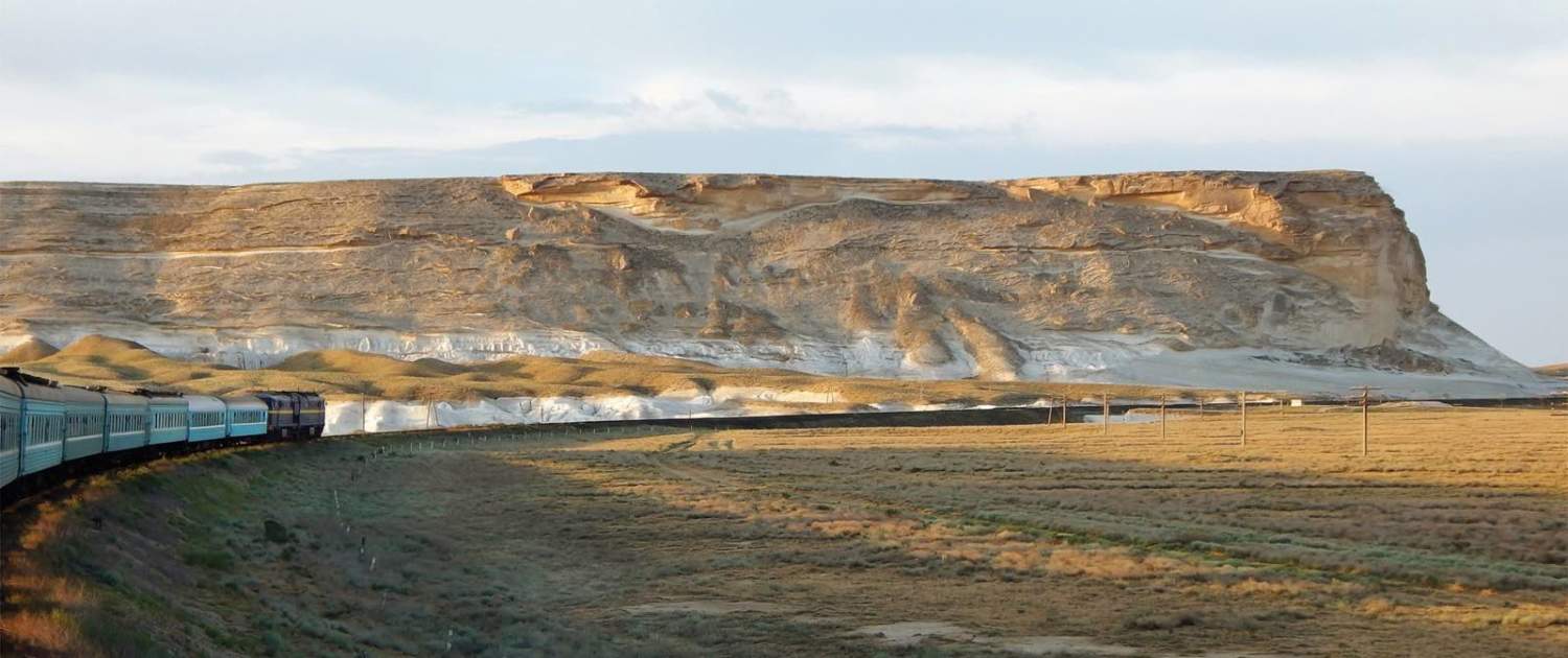 Steppelandskab på togrejse i Kasakhstan
