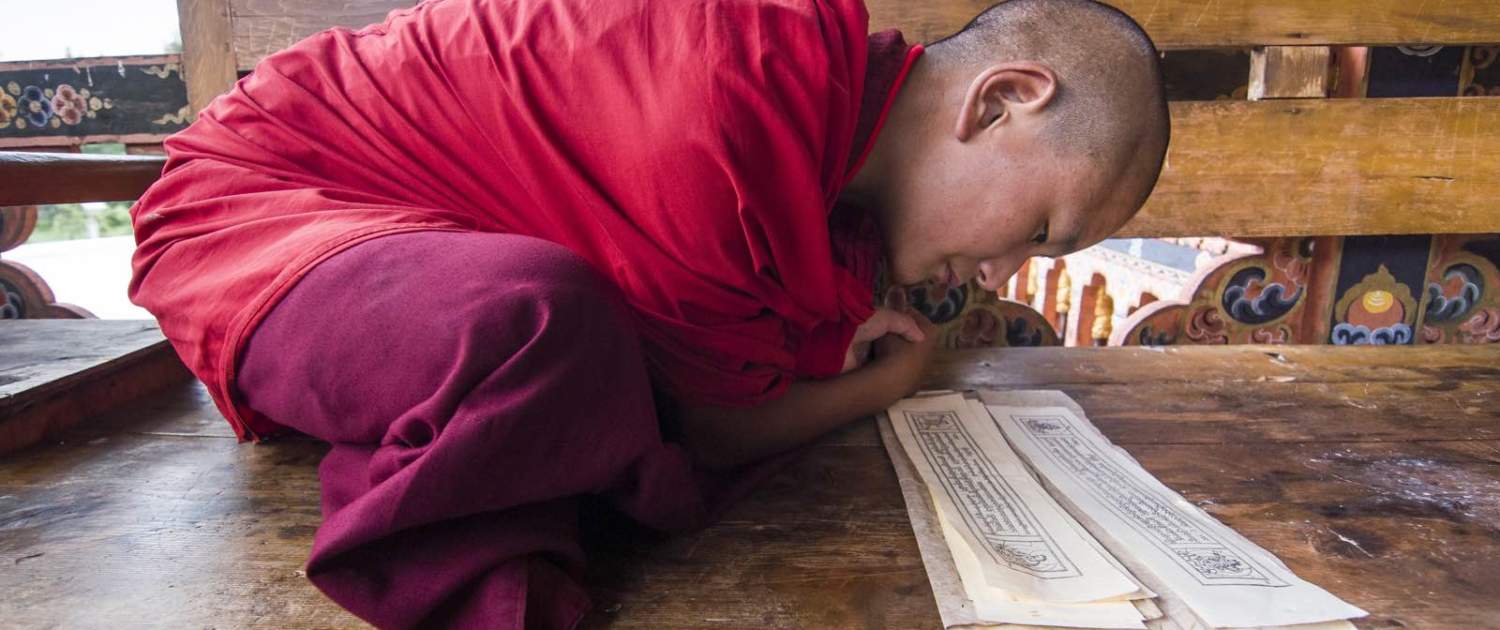 Bedende munk i Bhutan