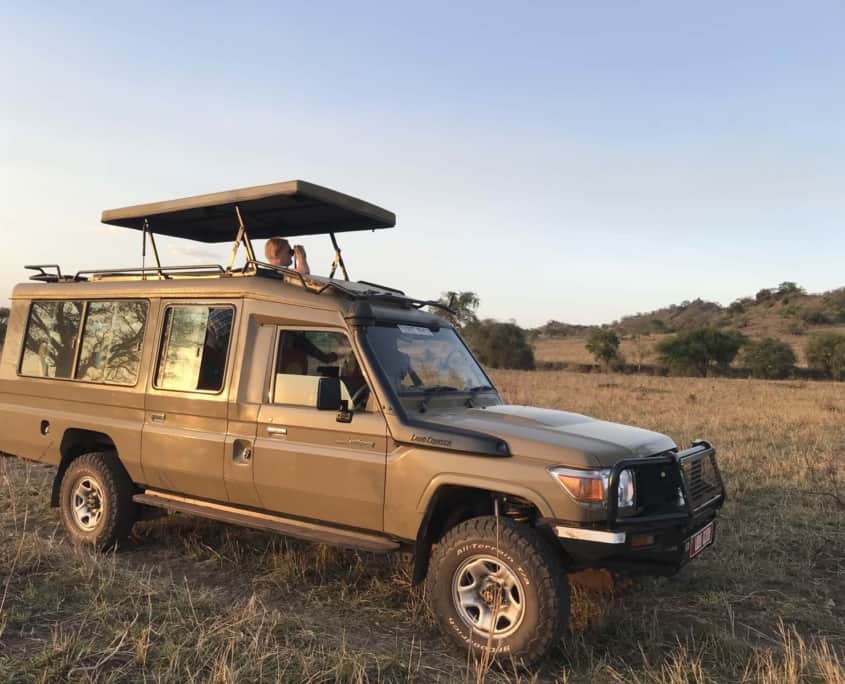 Jeep med pop-up roof på safarirejse i Uganda