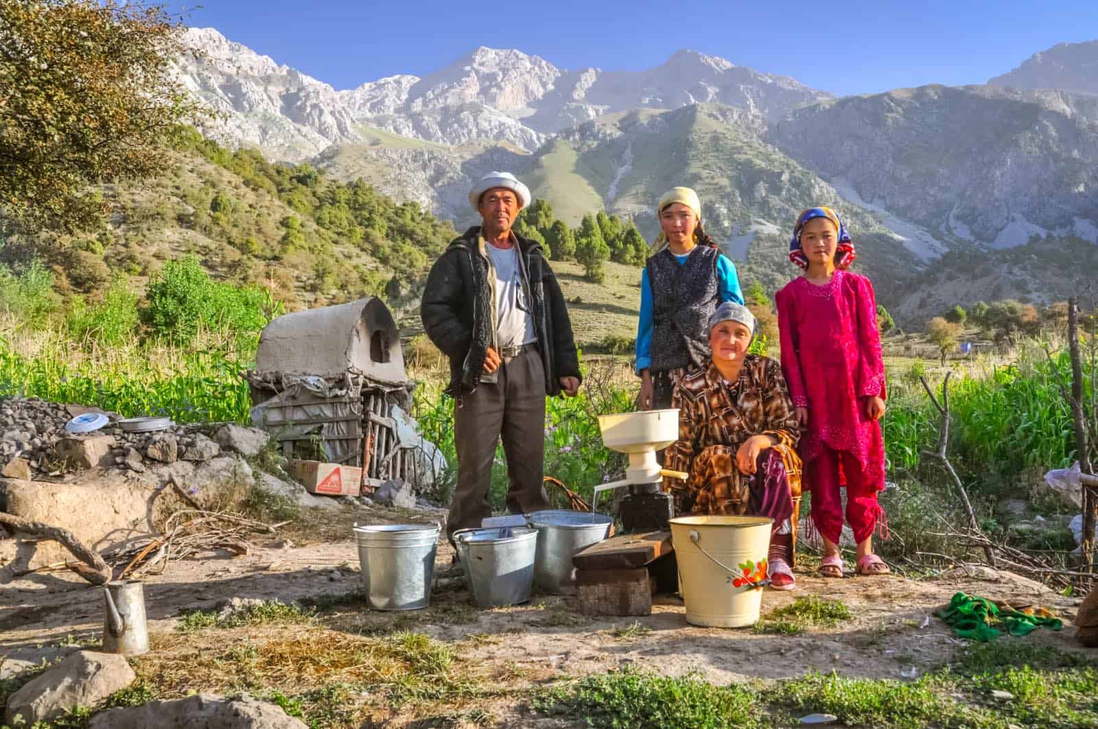 familie i arslanbob på rejse til Kirgisistan