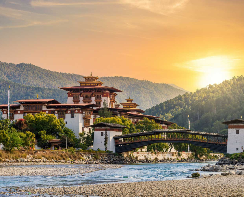 Det berømte Punakha Dzong ved Mo Chhu-floden i Bhutan.